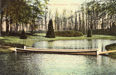 14376 Gezicht op de vijver met bruggetje in het park van het huis Nieuwerhoek (Vredehofstraat) te Soestdijk (gemeente ...